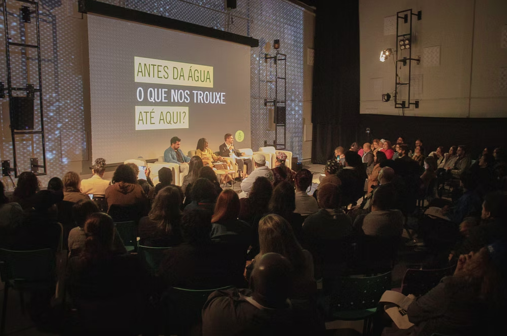 Painel executivo durante evento na Fábrica do Futuro
