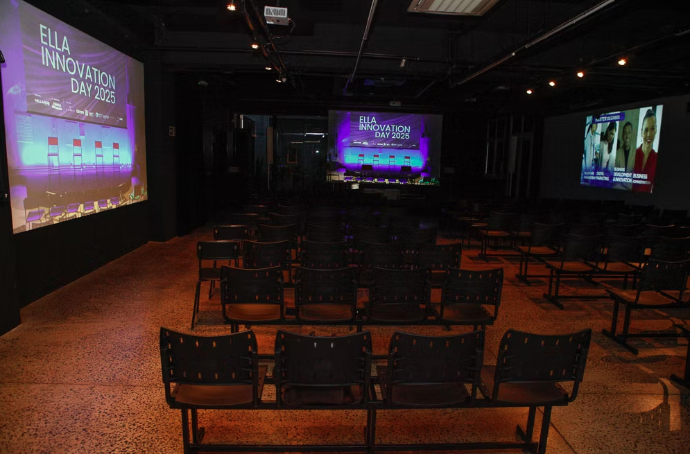 Auditório principal da Fábrica do Futuro com palco e telões